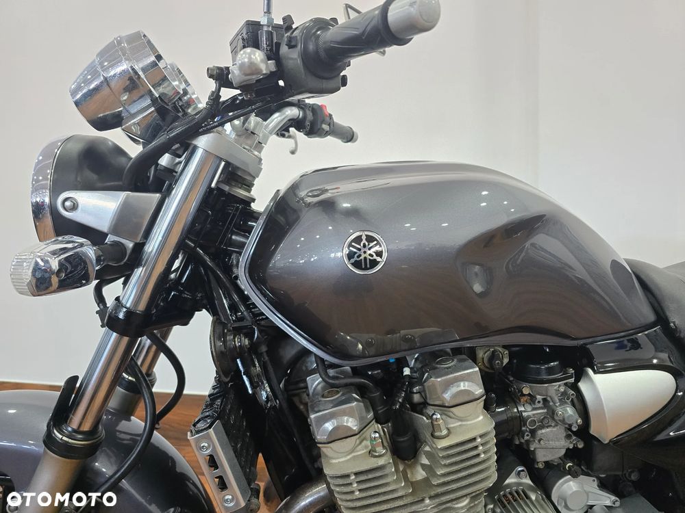 Yamaha XJR - 9