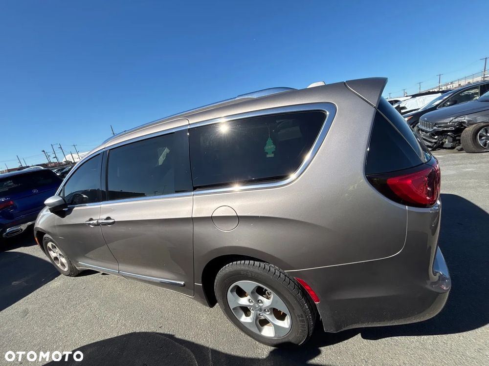 Chrysler Pacifica - 7