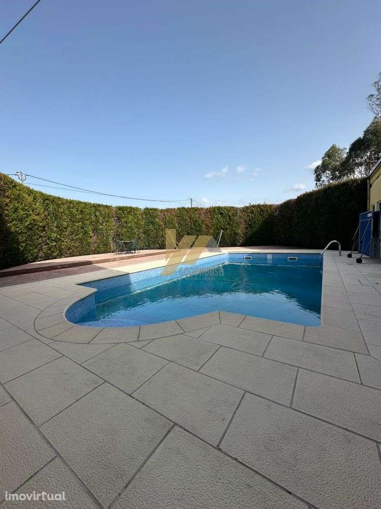 Moradia com piscina, balneários e sala de convívios - Grande imagem: 4/31