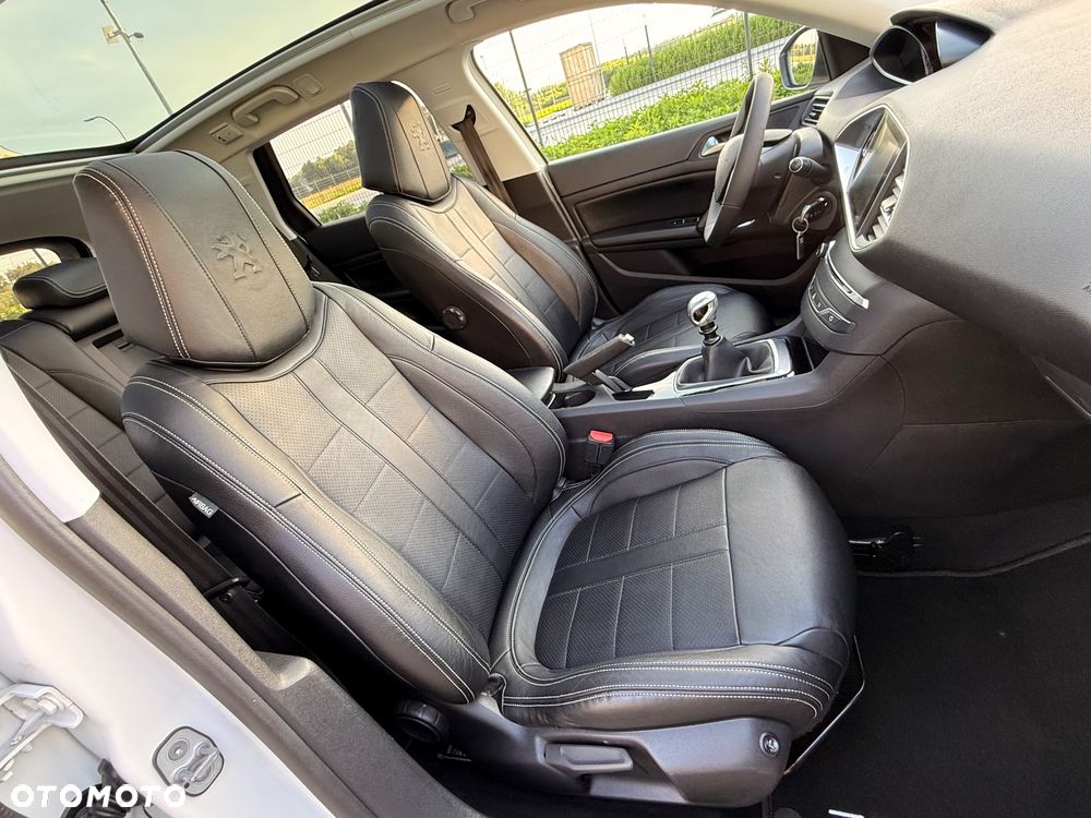 Peugeot 308 1.6 BlueHDi Allure S&S - 23