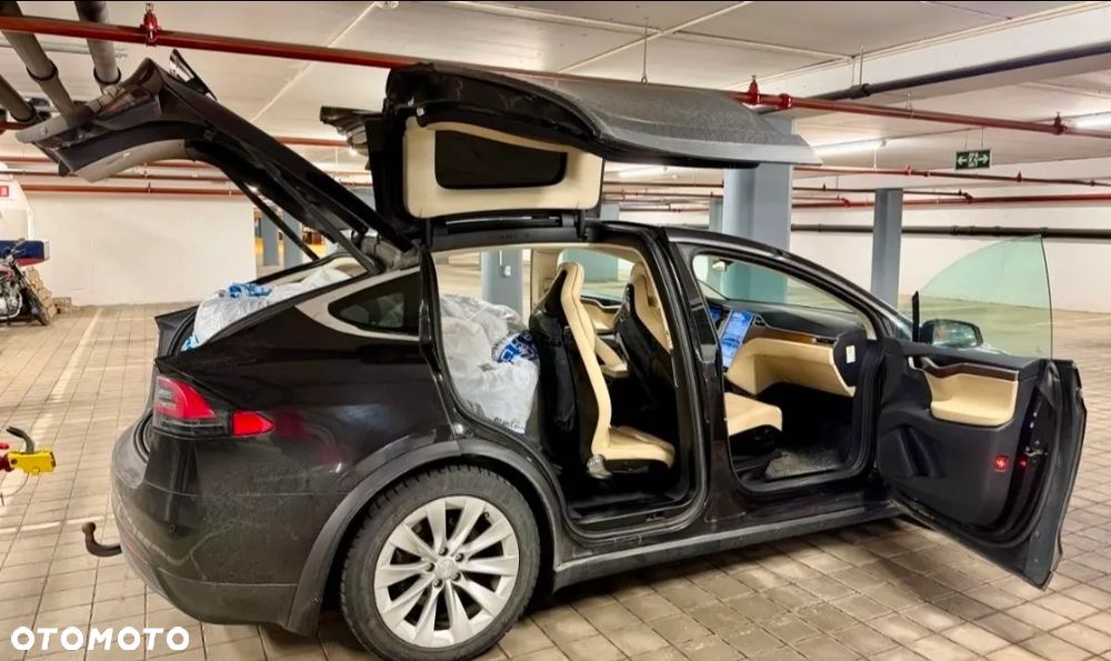 Tesla Model X - 19