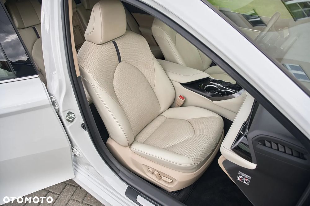 Toyota Camry 2.5 Hybrid Executive CVT - 24