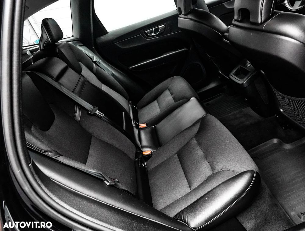 Volvo XC 60 B4 MHEV AT8 AWD Momentum Pro - 16