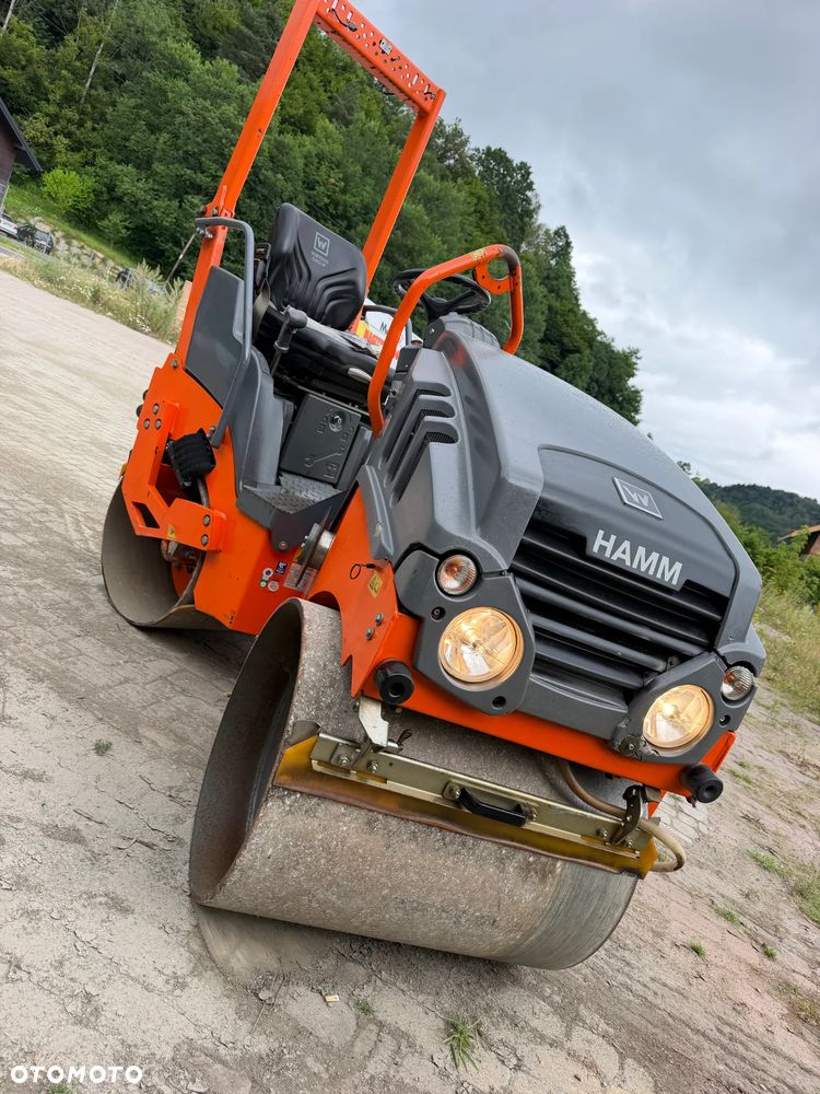 Hamm HD 8VV  Walec Terenowo Drogowy do Asfaltu z OBCINAKIEM BOCZNYM Hydraulicznym! 2 tony. Import Norwegia 2017 rok. 624 mtg. Silnik KUBOTA 3 cylindry. Maszyna nie różni się od Nowej z salonu! Serwisy w Dekra AKTUALNE 2026rok. Zero zniszczeń IGŁA !! Gotowy do długiej pracy. Po dużych serwisach eksploatacyjnych w Norwegii. Walec pochodzi z urzędu Komunalnego w Norwegii od pierwszego właściciela. Jego historia od nowości to lekkie inwestycje miejskie! Jedyna taka okazja! Bardzo mały walec a moc Potężna! Ani deka luzów i wycieków. OKAZJA. Zraszacze na dwa bębny. Ubijanie na dwa lub jeden bęben. Siła ubijania regulowana! - 5