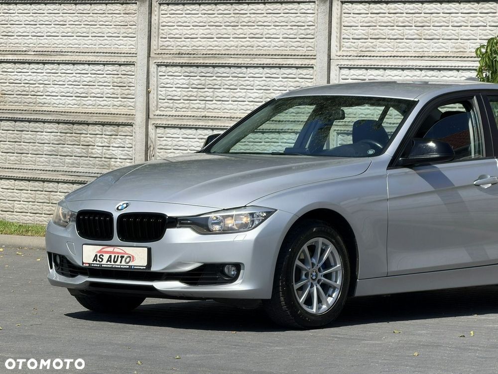 BMW Seria 3 320i Sport Line - 28