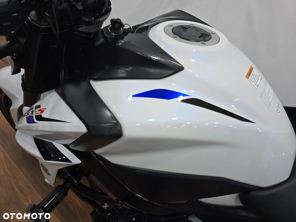 Suzuki GSX - 24