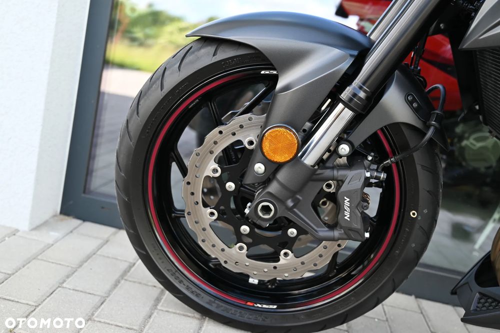 Suzuki GSX - 27