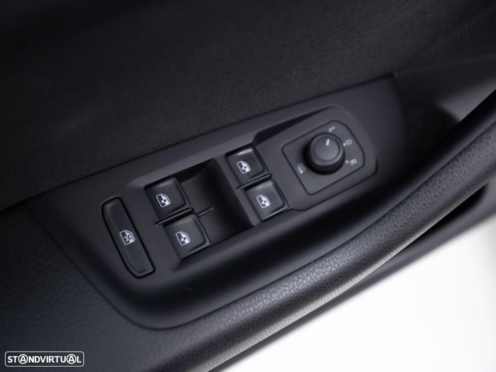 VW Passat Variant 2.0 TDI Business DSG - 13