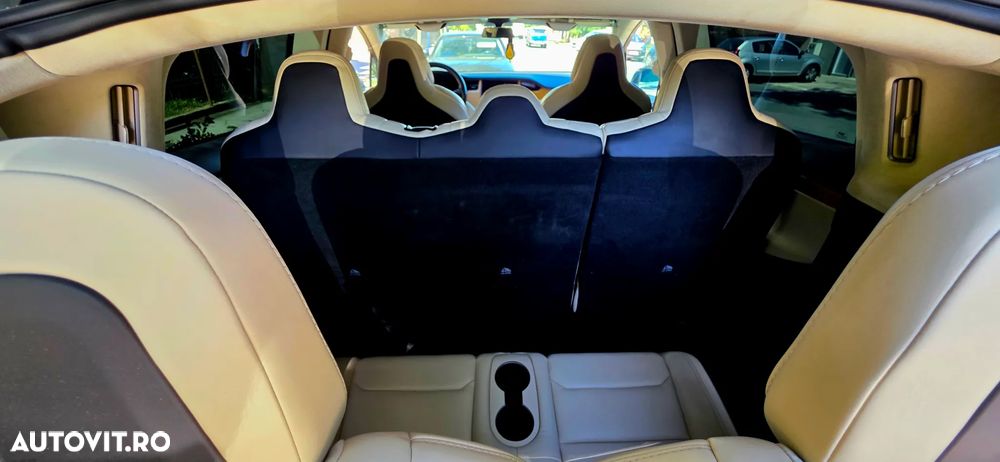 Tesla Model X - 11