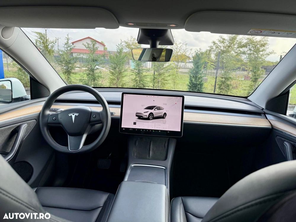 Tesla Model Y - 10