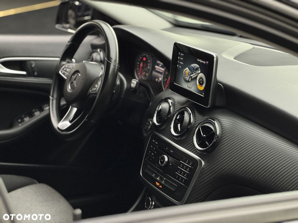 Mercedes-Benz GLA 180 7G-DCT - 37