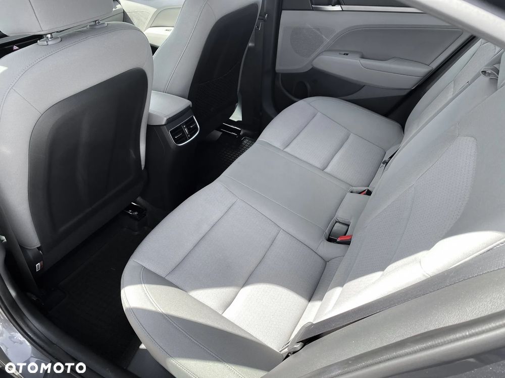Hyundai Elantra 1.6 Comfort - 17
