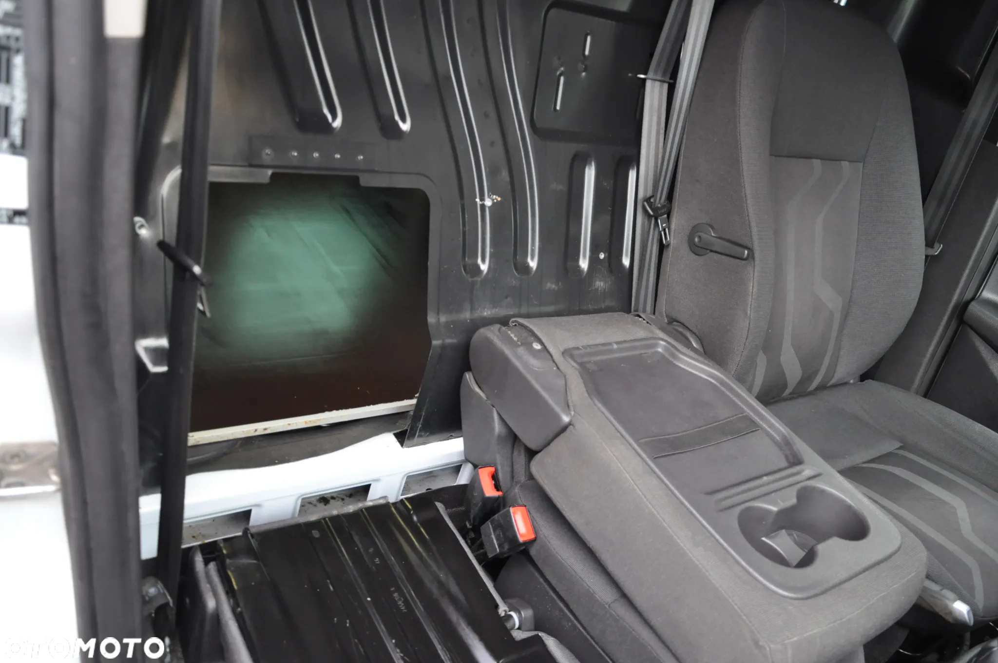 Ford Transit Connect - 16