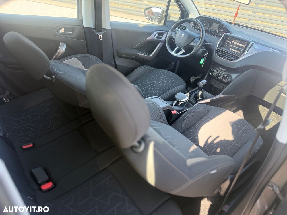 Peugeot 2008 1.2 L PureTech Allure - 5