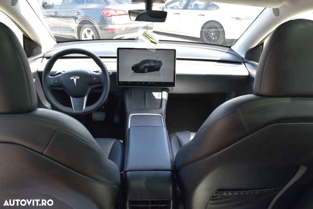 Tesla Model Y - 8