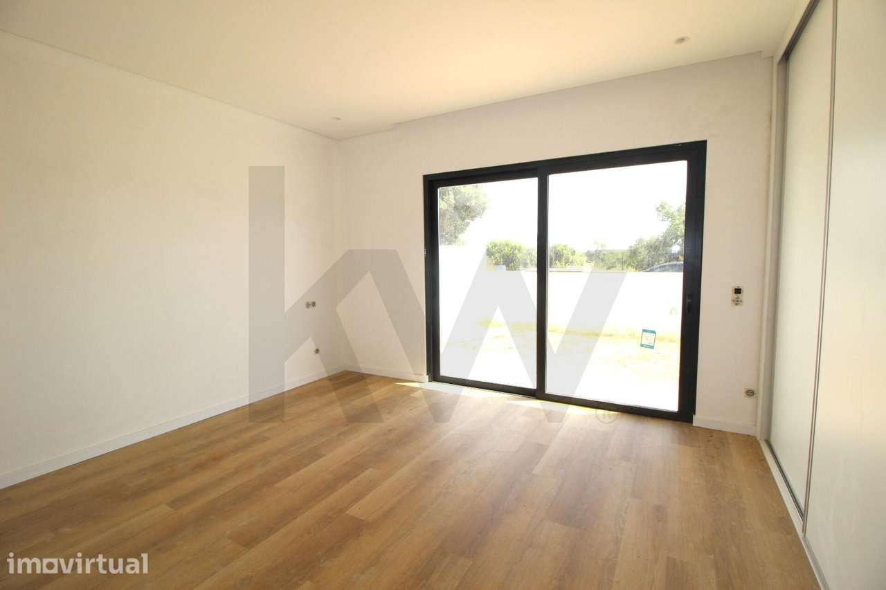 MORADIA T3, NOVA, CONTEMPORÂNEA, PERTO DA PRAIA, GARAGEM, ARMAÇÃO DE P - Grande imagem: 4/24