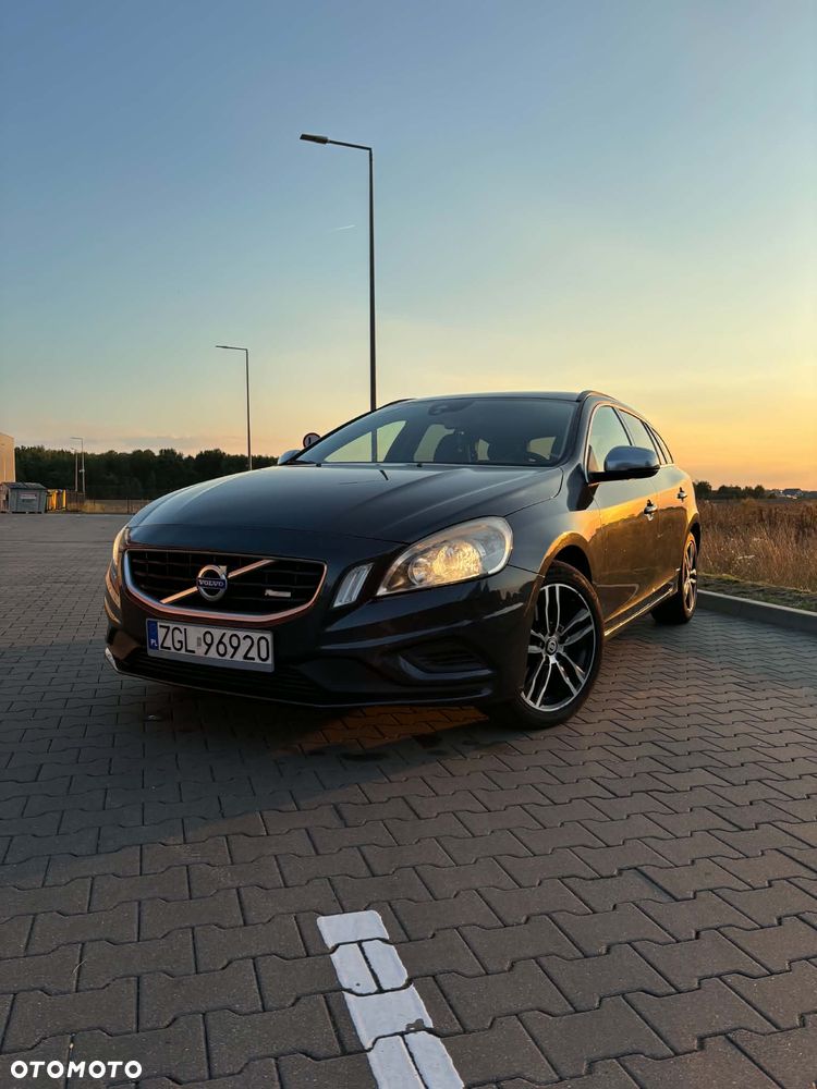 Volvo V60 D3 R-Design - 2
