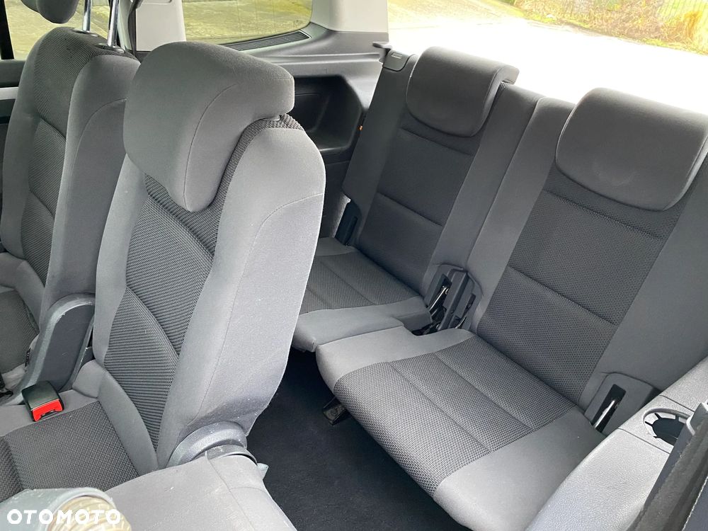 Volkswagen Touran - 12