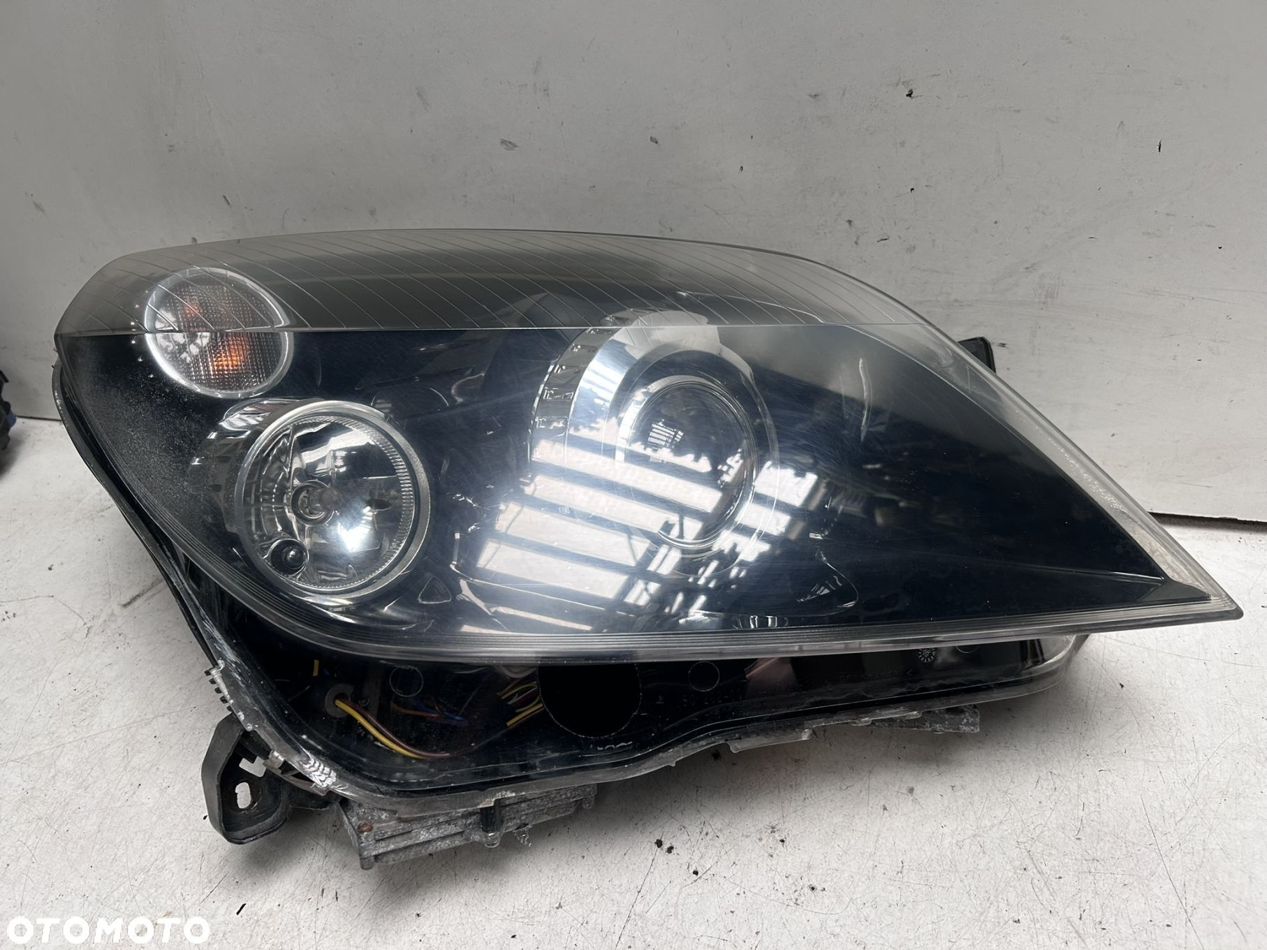 Reflektor prawy Opel Astra H Xenon skrętny + moduły - 1