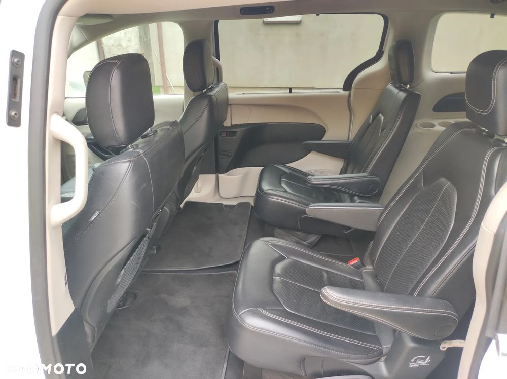 Chrysler Pacifica - 11