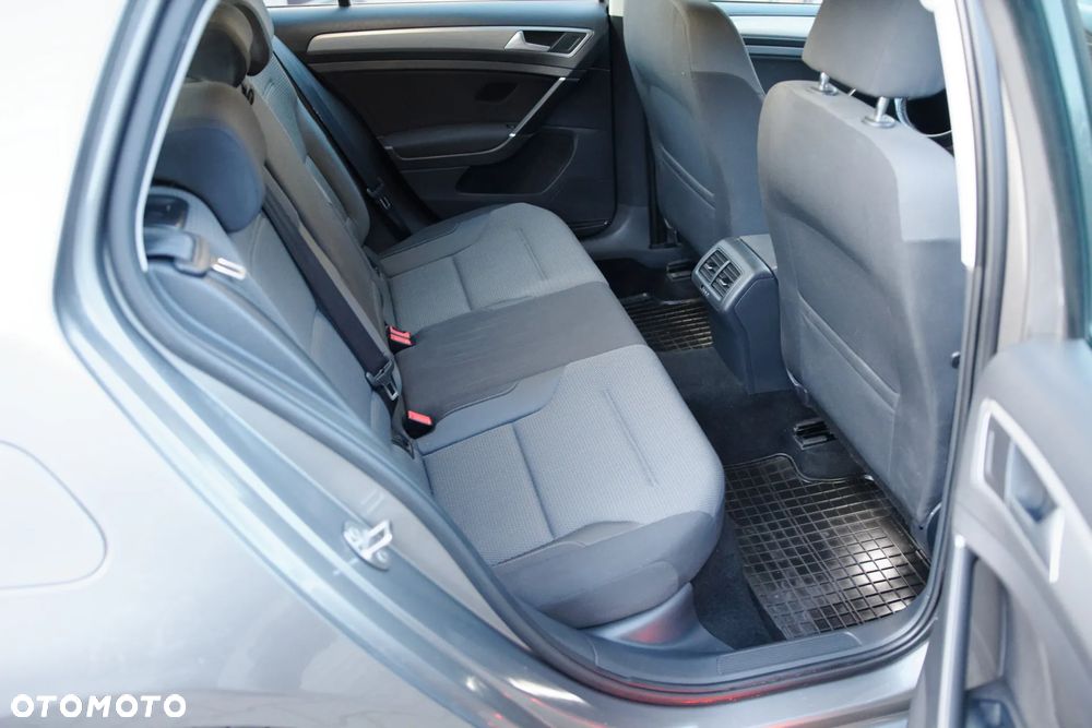 Volkswagen Golf - 10