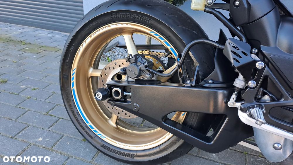 Yamaha R1 - 9