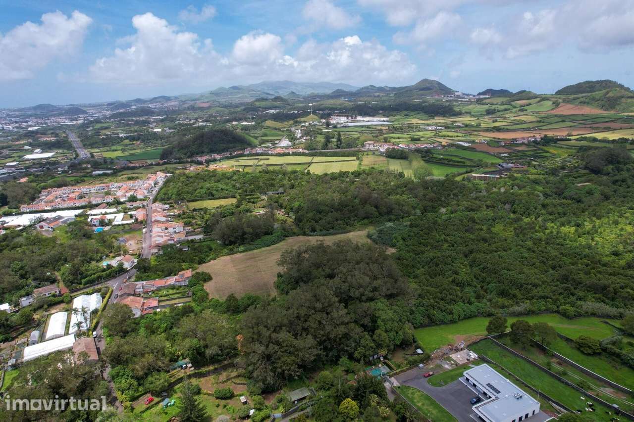 Terreno Estratégico com Elevado Potencial de Desenvolvimento em Lagoa - Grande imagem: 2/16