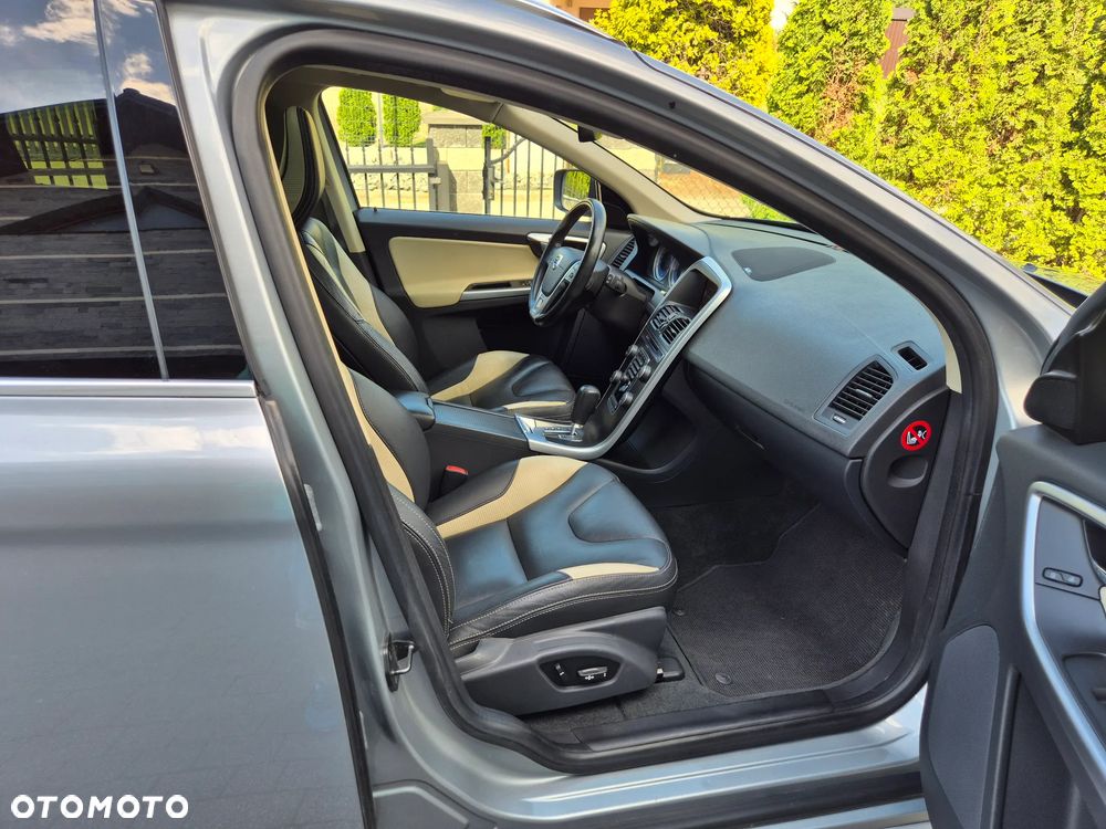 Volvo XC 60 T6 AWD R-Design - 28