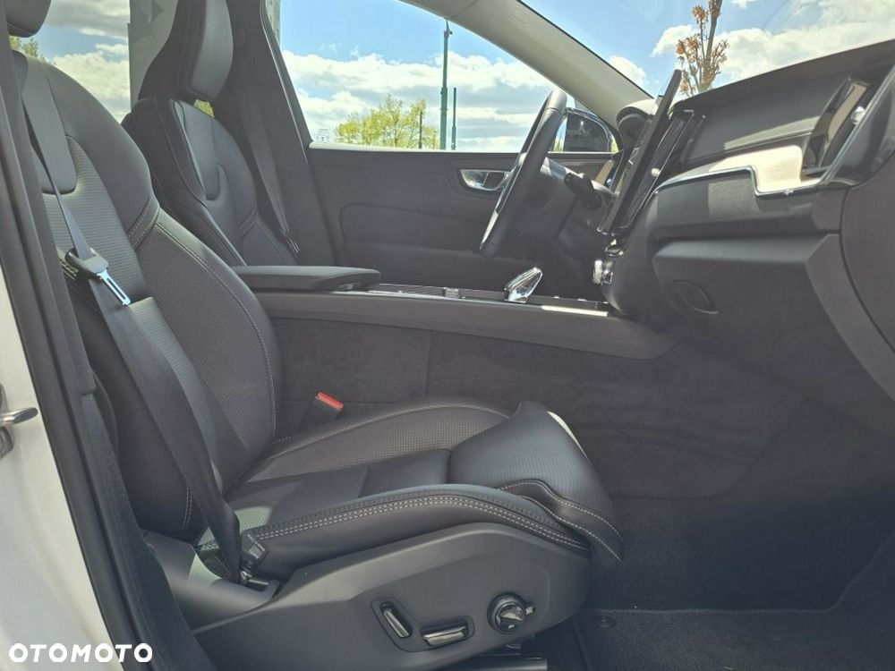 Volvo XC 60 T8 Plug-In Hybrid AWD Ultra Dark - 11