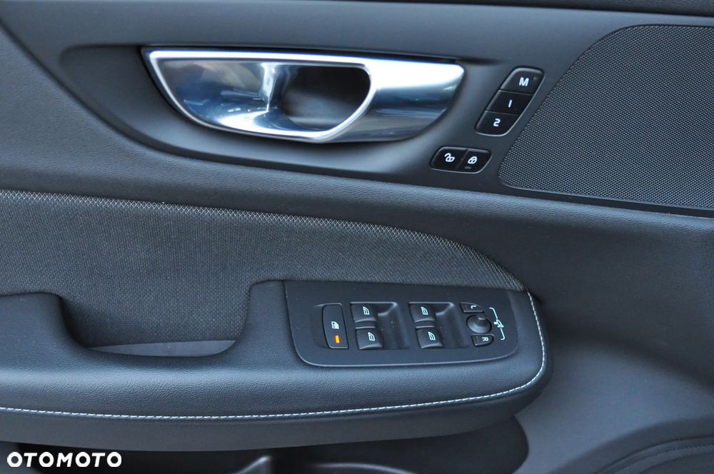 Volvo V60 D4 R-Design - 17