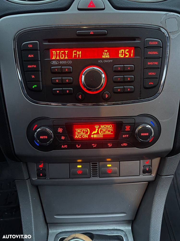 Ford Focus Turnier 1.6 TDCi DPF SYNC Edition - 36