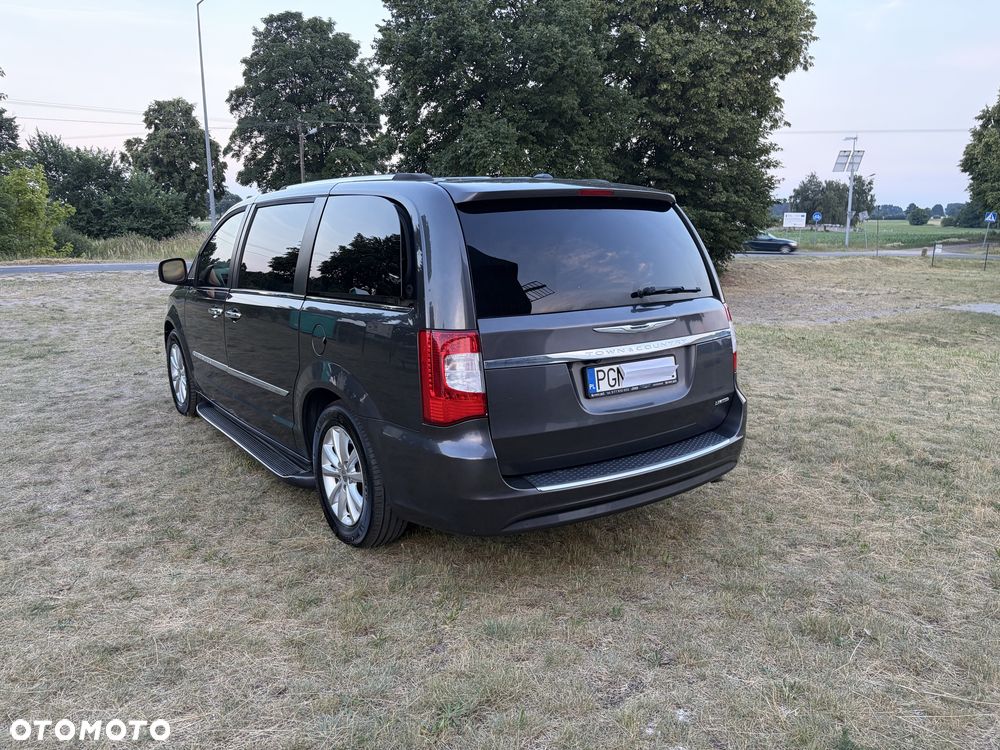 Chrysler Town & Country - 3