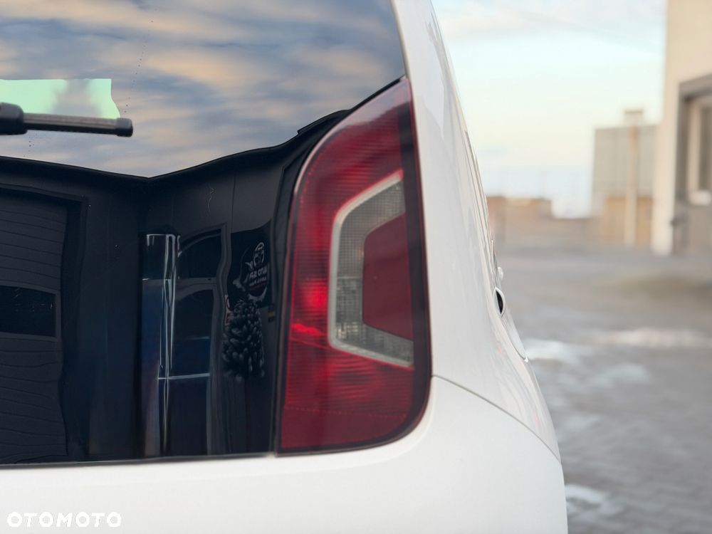 Volkswagen up! BlueMotion Technology street - 17