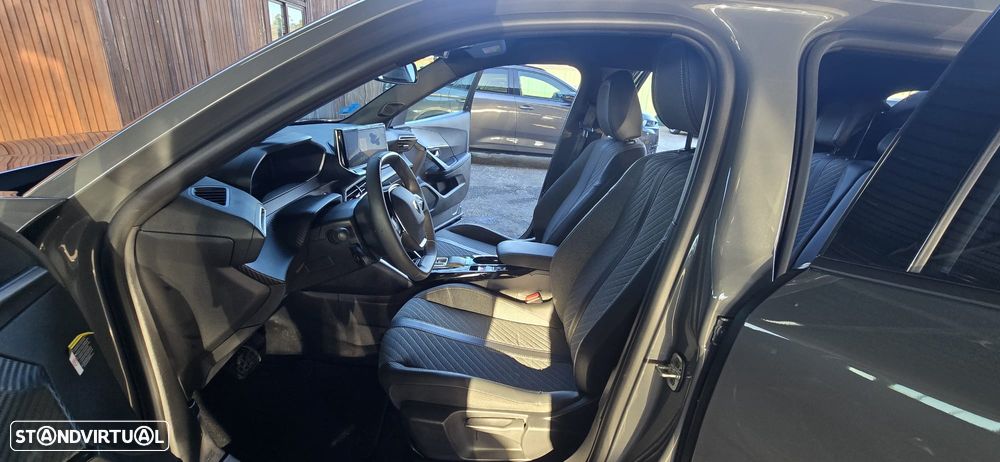 Peugeot e-2008 Allure - 17