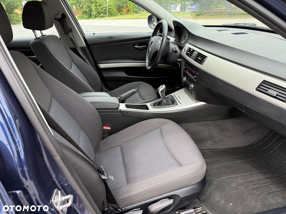 BMW Seria 3 318d DPF Touring Edition Lifestyle - 9