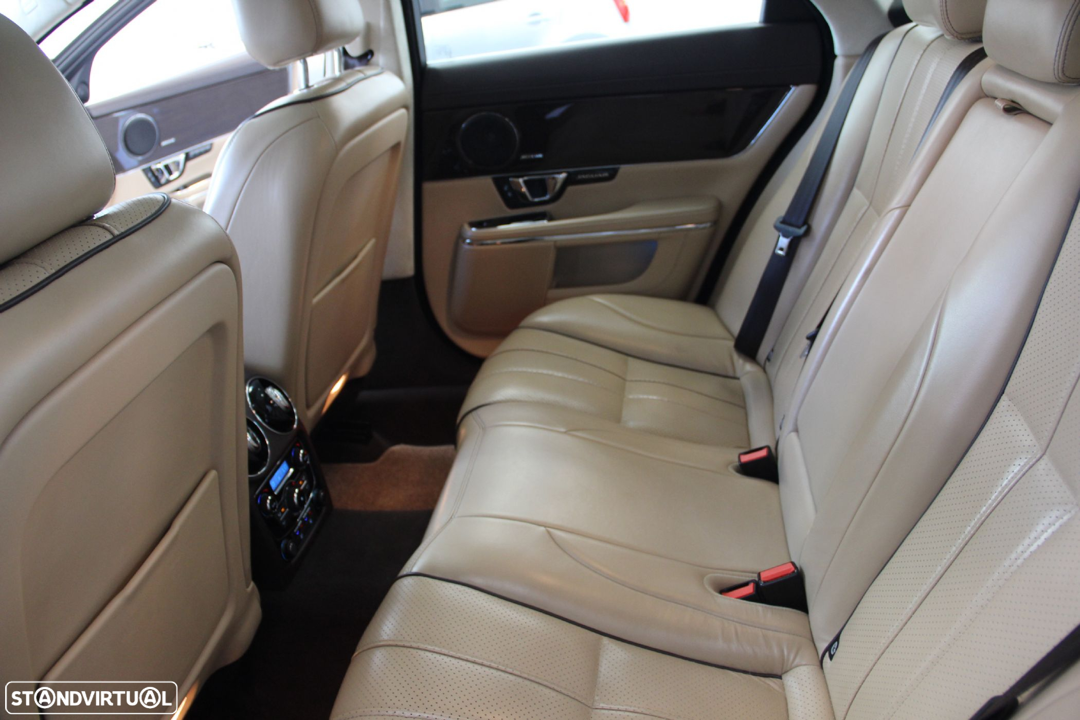 Jaguar XJ 3.0 D V6 Premium Luxury - 13