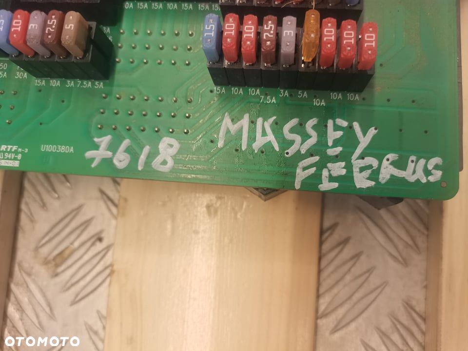 Płyta bezpiecznikowa Massey Ferguson 7618 {4350976M3-03} - 3
