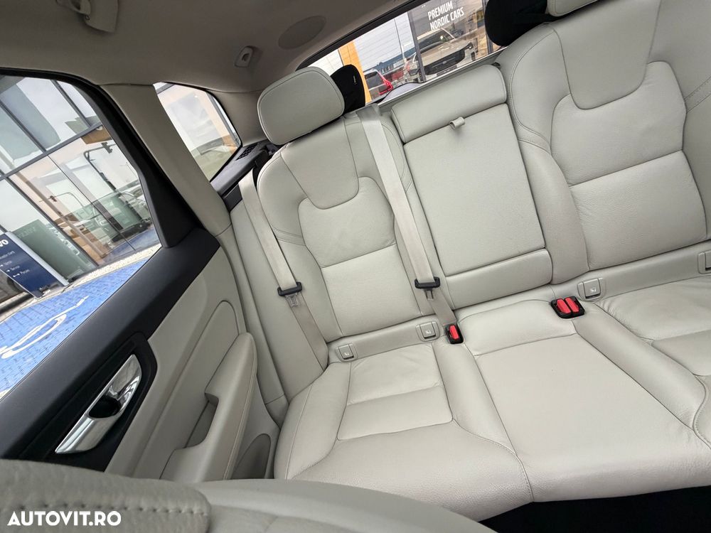 Volvo XC 60 B5 AT AWD MHEV Ultra Dark - 12