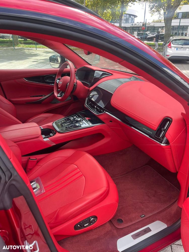 Aston Martin DBX - 9