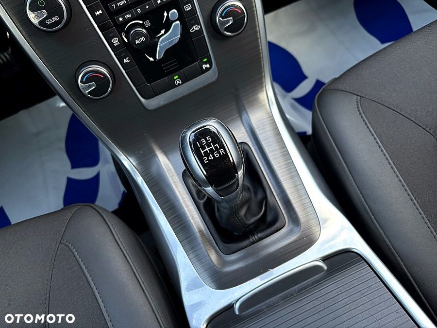 Volvo V70 D2 Momentum - 28