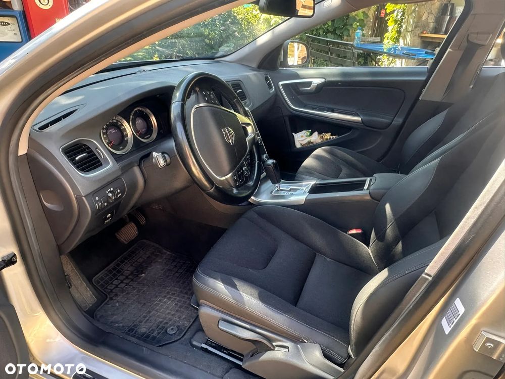 Volvo V60 D5 Geartronic Momentum - 9