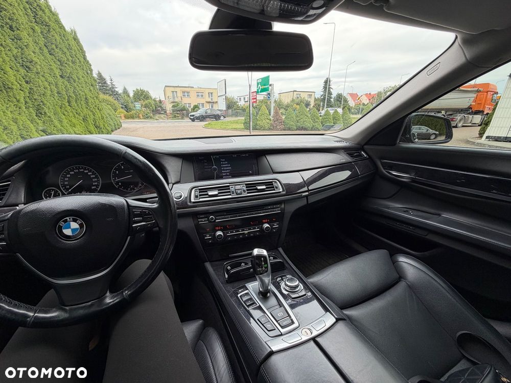 BMW Seria 7 750i - 16