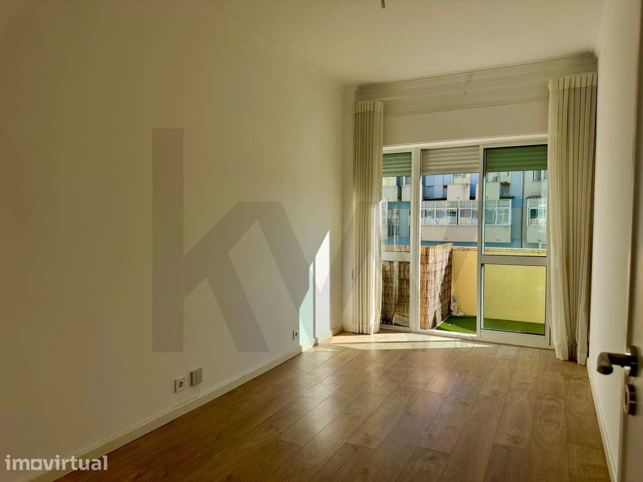 Apartamento T2 , remodelado com  varanda  e muita luz natural. - Grande imagem: 2/31