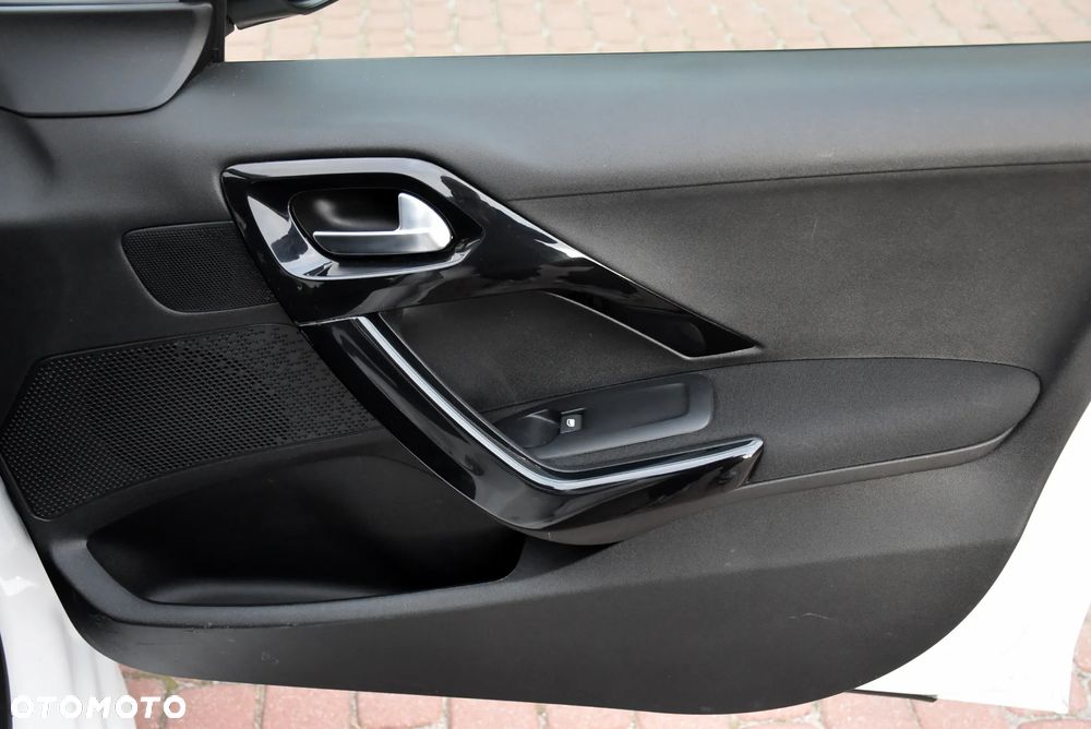 Peugeot 208 - 23