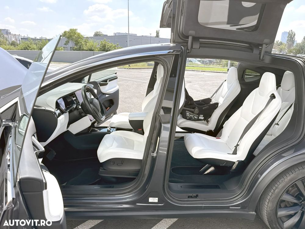 Tesla Model X - 10