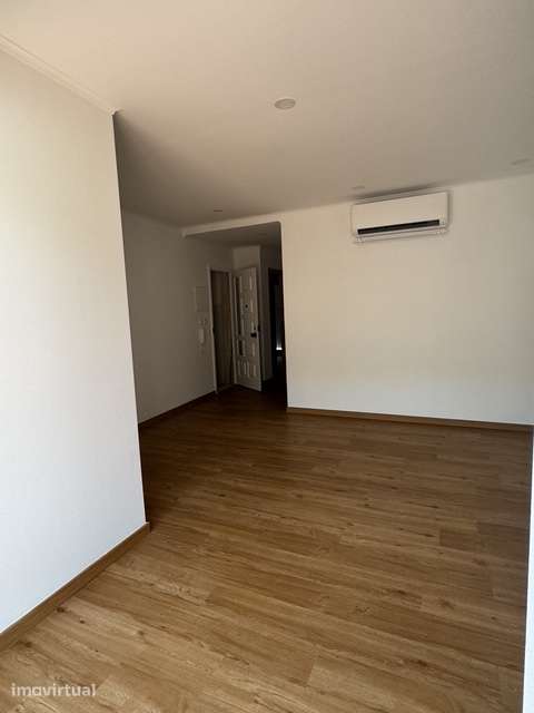 Apartamento T2 com varanda e ar condicionado - Grande imagem: 5/17