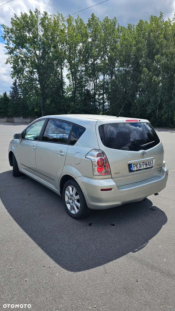 Toyota Corolla Verso 2.2 D-4D Gold - 4