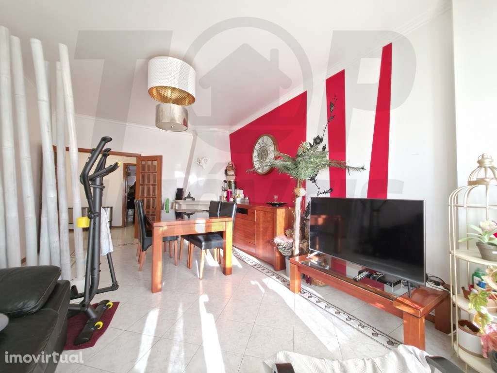 Apartamento T3 - na Rua 1º de Maio com parqueamento - Santa Clara, ... - Grande imagem: 4/22