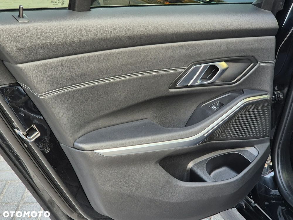 BMW Seria 3 330i Sport Line - 17