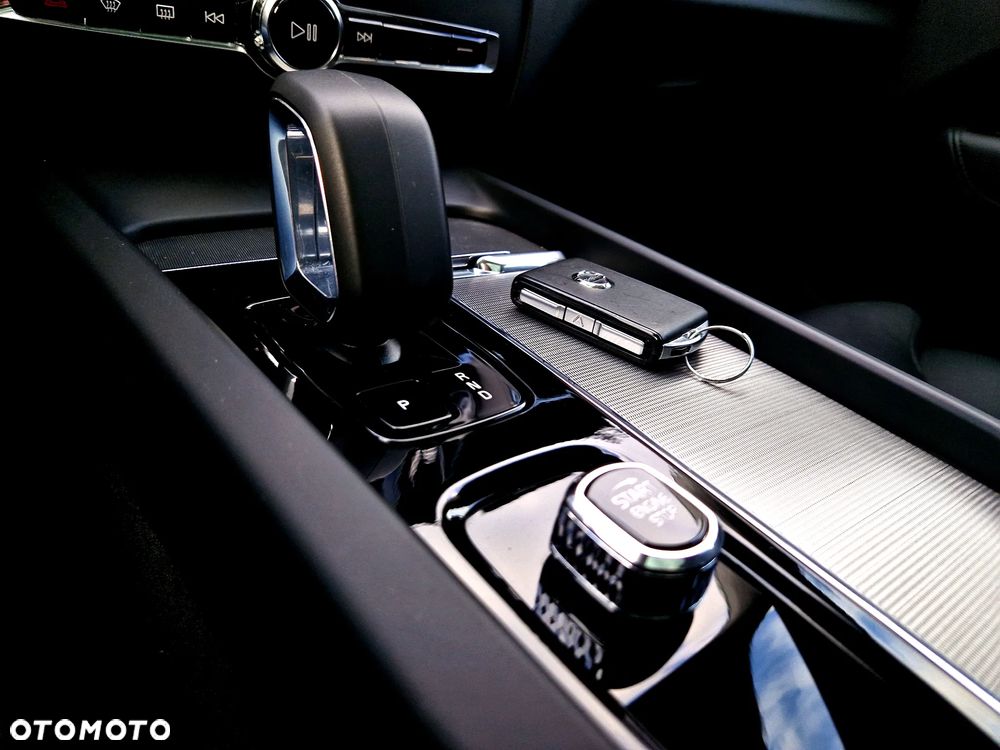 Volvo XC 60 B4 D Plus Dark - 22